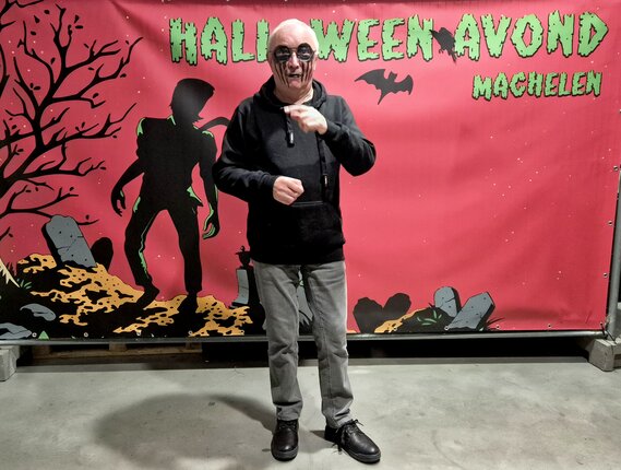 Halloweentocht met gezinnen in verkleedkledij