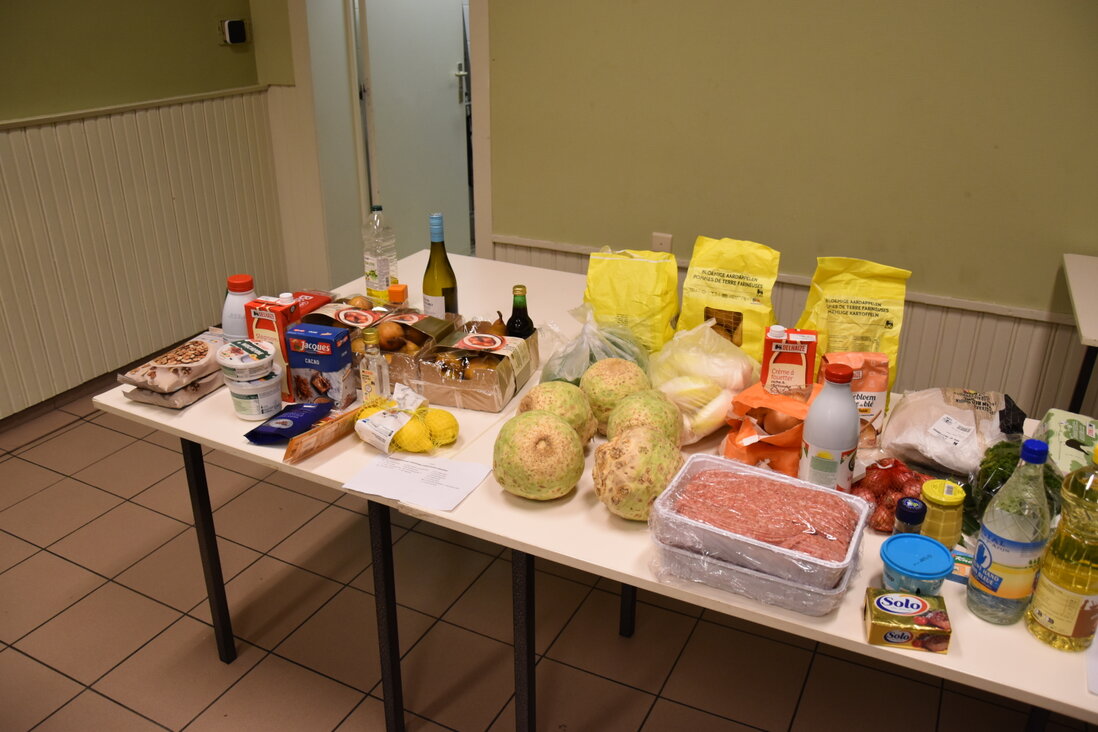 Kinderen en volwassenen proberen darts en cornhole