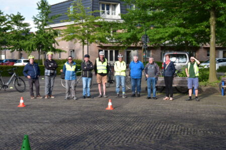 Vrijwilligers en gezinnen tijdens een wandeling